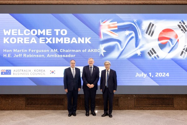 윤희성(오른쪽) 수은 행장은 지난 1일 본점에서 제프 로빈슨(왼쪽부터) 주한 호주대사, 마틴 퍼거슨 호주-한국경제인협회장을 만나 '한-호주 광물·탈탄소 공동사업 협력방안'을 협의했다. (사진제공=수출입은행)