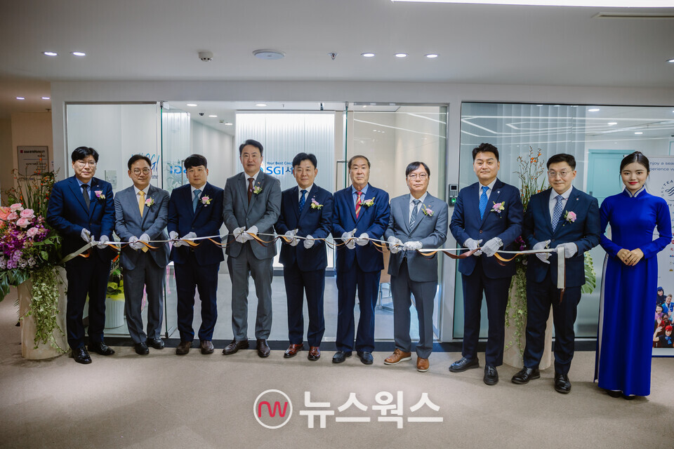 (왼쪽 2번째부터) 양호림 신한베트남은행 부법인장, 윤동욱 총영사관 금융영사, 최분도 베트남 중남부 한인상공인연합회 회장, 조영록 SGI서울보증 영업지원부문장, 유명식 템스코 회장, 이순혁 베트남 남부건설협회 회장, 강규원 신한베트남은행 법인장이 사진 촬영을 하고 있다. (출처=SGI서울보증)