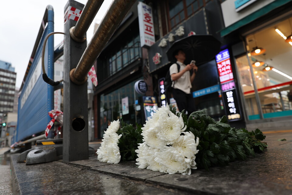 지난 1일 저녁 승용차가 인도로 돌진해 9명이 사망하는 사고가 발생한 서울 중구 서울시청 인근 교차로 사고현장에 희생자를 추모하는 조화가 놓여 있다. (사진=뉴스1)