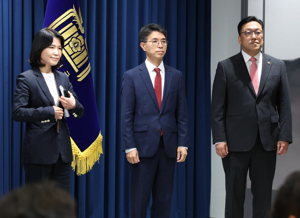 4일 오전 서울 용산 대통령실 청사 브리핑실에서 열린 인사브리핑에서  이진숙(왼쪽부터) 신임 방송통신위원장 후보자, 김완섭 환경부장관 후보자, 김병환 금융위원장 후보자가 자리하고 있다. (사진=뉴스1)