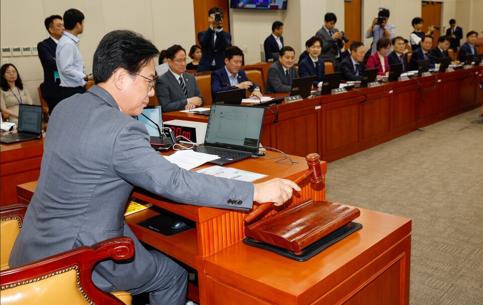 송언석 기재위원장이 4일 열린 기재위 첫 전체회의에서 의사봉을 두드리고 있다. (사진=뉴스1)