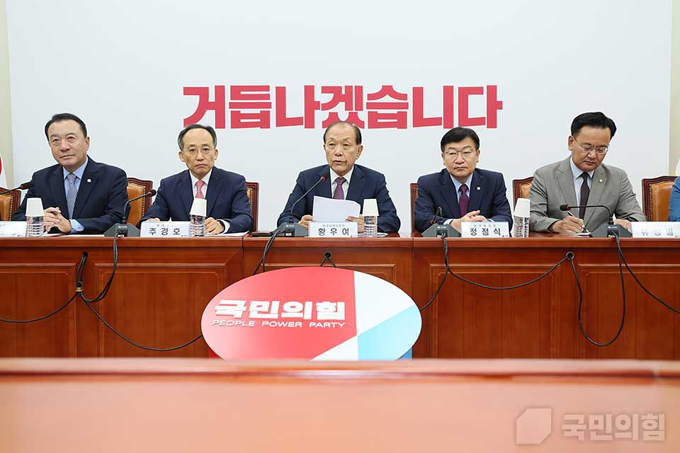 황우여(가운데) 국민의힘 비상대책위원장이 지난 4일 국회에서 열린 '비상대책위원회의'에서 발언하고 있다. (사진제공=국민의힘)