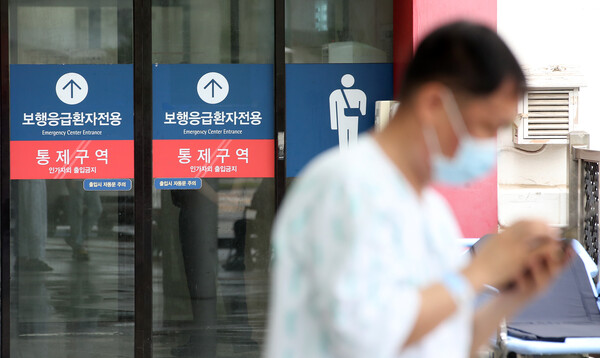 8일 서울시내의 한 대학병원에 응급실 앞에 환자가 지나가고 있다. (사진=뉴스1)