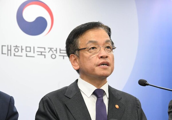 최상목 부총리 겸 기획재정부 장관이 지난 3일 정부서울청사에서 열린 '2024년 하반기 경제정책방향 및 역동경제 로드맵 관계부처 합동브리핑'에서 발표문을 낭독하고 있다. (사진제공=기획재정부)