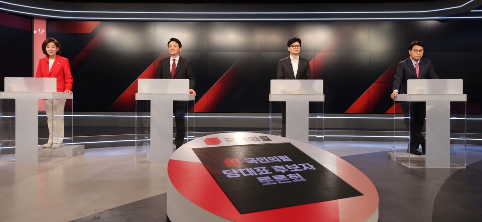 (왼쪽부터) 국민의힘 나경원, 원희룡, 한동훈, 윤상현 당 대표 후보가 지난 11일 서울 중구 MBN 스튜디오에서 열린 '제2차 당 대표 후보 방송토론회'에 앞서 기념 촬영을 하고 있다. (사진=뉴스1)