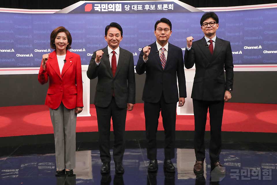 지난 16일 서울 마포구에 위치한 채널A 스튜디오에서 열린 '국민의힘 제4차 전당대회'에서 당대표 출마자인 나경원·원희룡·윤상현·한동훈 후보자가 주먹을 꼭쥐고 화이팅을 외치고 있다. (사진제공=국민의힘)