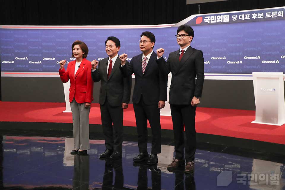 지난 16일 서울 마포구에 위치한 채널A 스튜디오에서 열린 '국민의힘 제4차 전당대회'에서 당대표 출마자인 나경원·원희룡·윤상현·한동훈 후보자가 주먹을 꼭쥐고 화이팅을 외치고 있다. (사진제공=국민의힘)