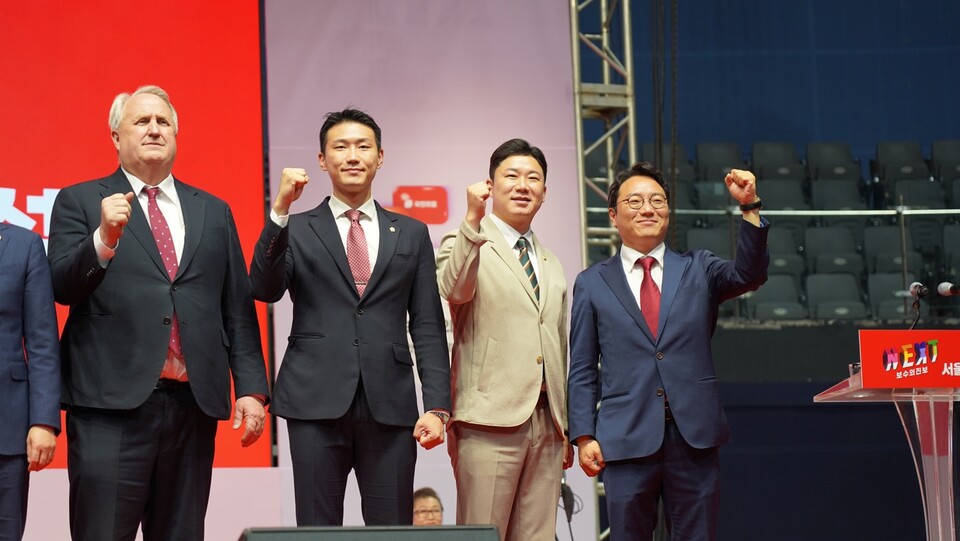 17일 경기 고양시 고양 소노 아레나에서 열린 국민의힘 '서울·인천·경기·강원 합동연설회'에서 진종오(오른쪽 두 번째) 청년최고위원 후보가 다른 최고위원 후보들과 함께 주먹을 움켜쥐며 자신감을 내비치고 있다. (사진제공=진종오 의원실)