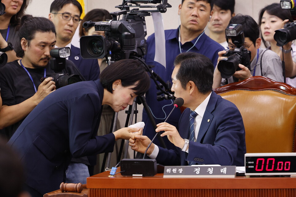 19일 국회 법제사법위원회에서 열린 '윤석열 대통령 탄핵소추안 즉각 발의 요청에 관한 청원 관련 1차 청문회'에서 전현희(왼쪽) 민주당 의원이 정청래 위원장에게 자신의 오른쪽 뺨에 난 상처를 보여주고 있다. (사진=뉴스1)