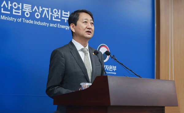안덕근 산업통상자원부 장관이 지난 18일 정부세종청사 산업부 기자실에서 체코 신규원전 건설사업 우선협상대상자 선정과 관련 브리핑을 진행하고 있다. (사진제공=산업통상자원부)