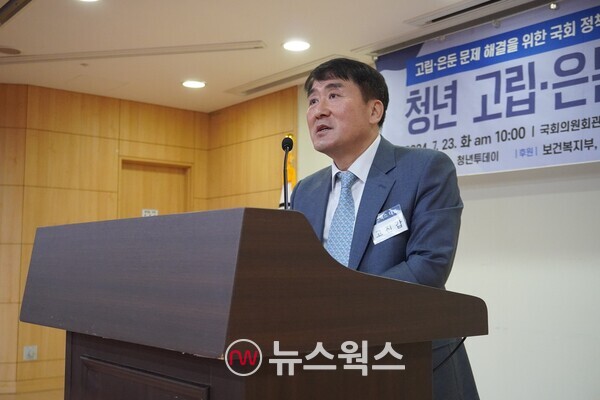 토론회를 주관한 고진갑 뉴스웍스 대표가 환영사를 하고 있다. (사진=이한익 기자)