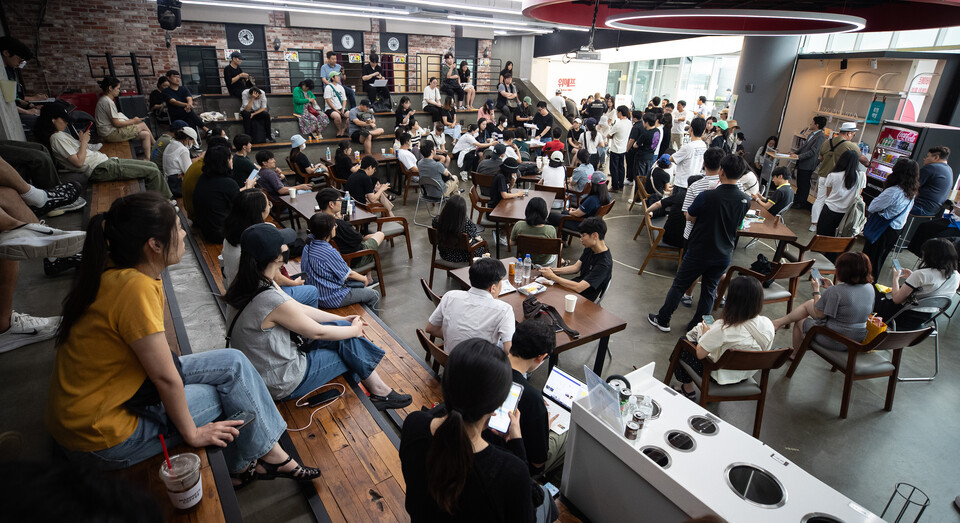 25일 오전 서울 강남구 위메프 본사 로비가 환불을 요구하는 구매자들로 붐비고 있다. (사진=뉴스1)