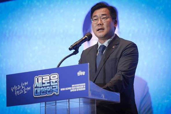 박찬대 민주당 당대표 직무대행 겸 원내대표가 지난 28일 충북 청주시 서원구 CJB미디어센터에서 열린 충북합동연설회에서 연설하고 있다. (출처=박찬대 직무대행 페이스북)