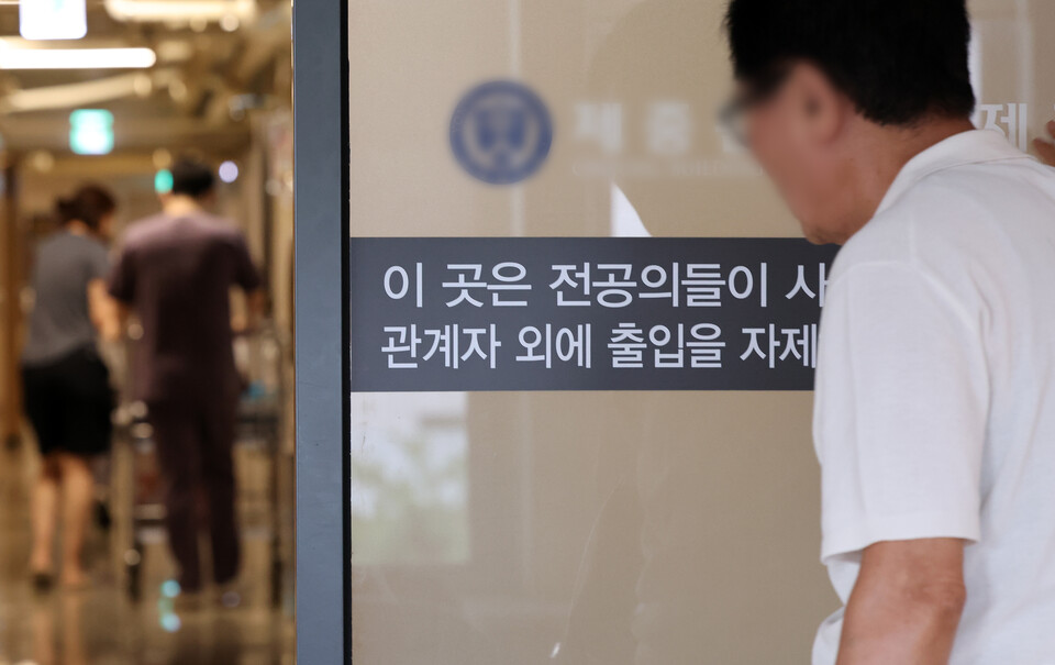 지난 15일 서울 시내의 한 대학병원 전공의 전용공간 앞으로 의료진과 환자가 이동하고 있다. (사진=뉴스1)