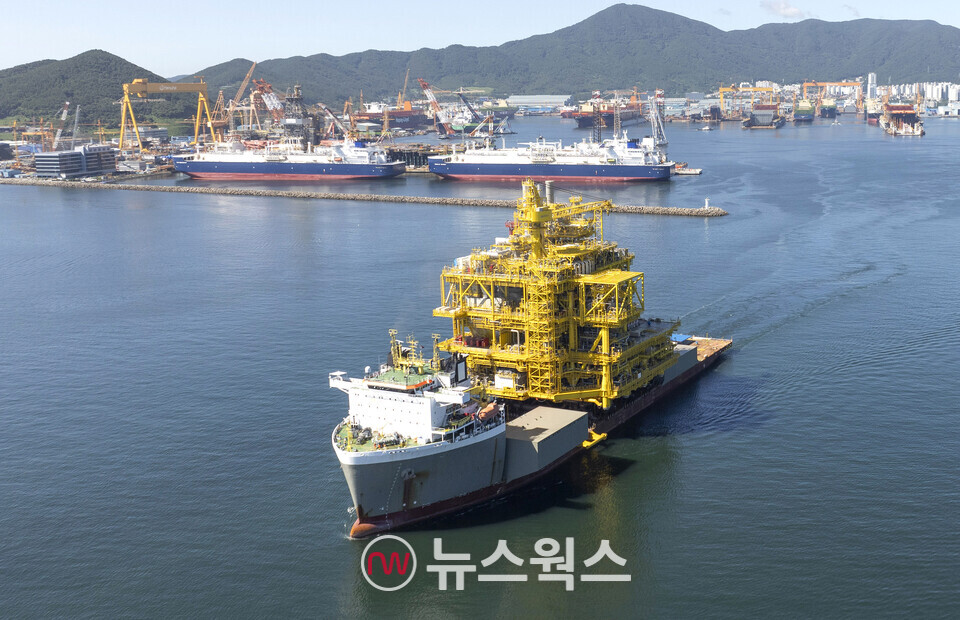 한화오션이 건조한 고정식 원유생산설비가 카타르 알샤힌 유전 지역으로 설치를 위해 출항했다. (사진제공=한화오션)