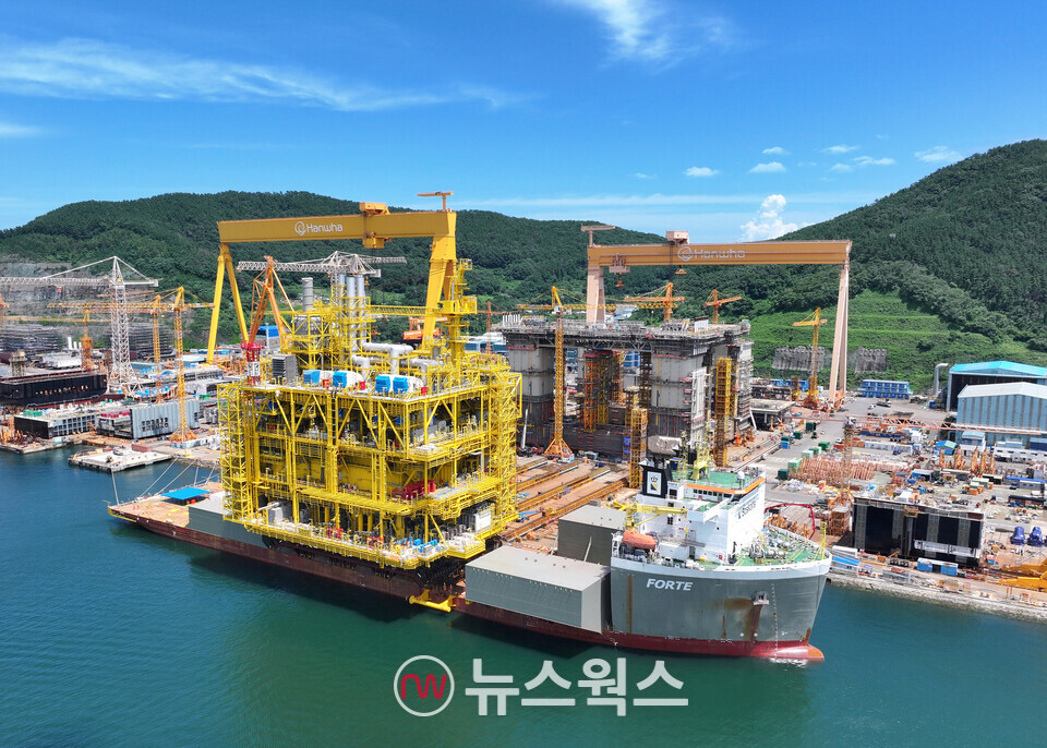 한화오션이 건조한 고정식 원유생산설비가 카타르 알샤힌 유전 지역으로 출항을 위해 준비를 하고 있다. (사진제공=한화오션)