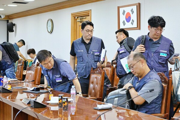 김형선 금융노조 위원장이 제4차 산별중앙교섭에서 합의점을 찾지 못하고 자리를 떠나고 있다. (사진제공=금융노조)
