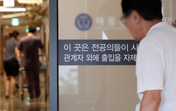 지난 15일 서울 시내의 한 대학병원 전공의 전용공간 앞으로 의료진과 환자가 이동하고 있다. (사진=뉴스1)