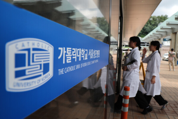 지난 24일 서울 서초구 서울성모병원으로 의료진이 들어가고 있다. (사진=뉴스1)