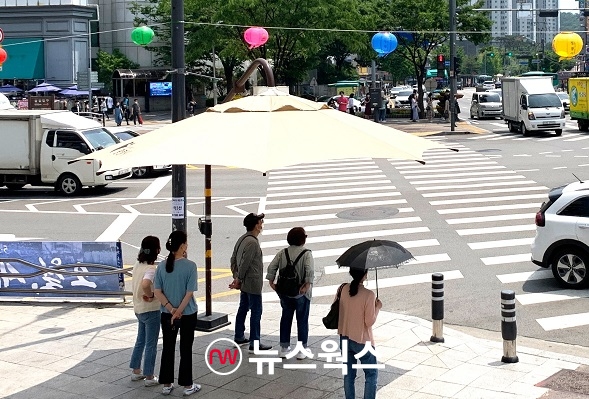 광명시가 폭염 피해 예방을 위해 설치한 그날막 모습.(사진제공=광명시)