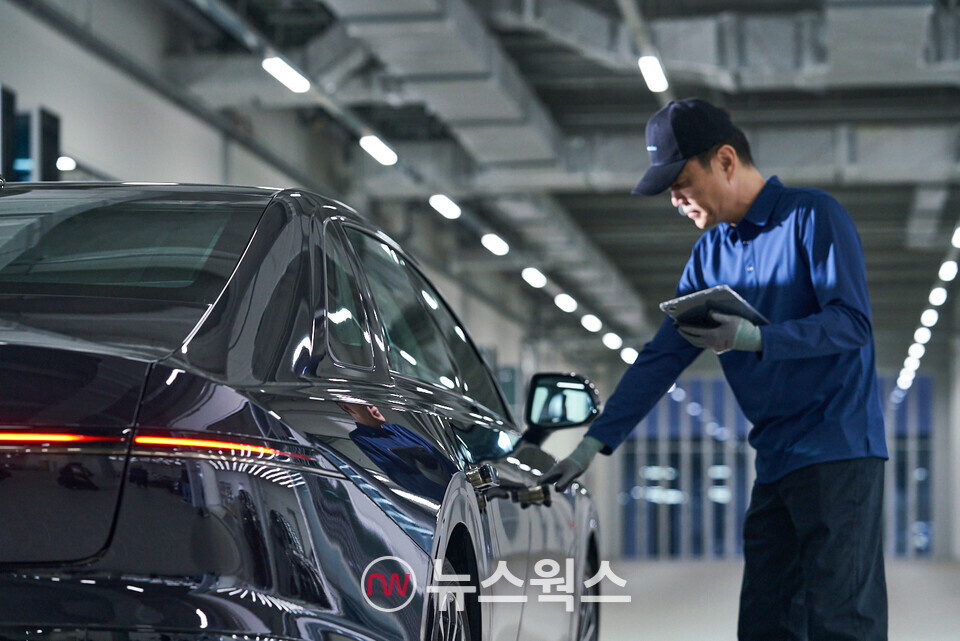 현대차 인증중고차 상품화 전담인력이 품질 점검을 진행하고 있다. (사진제공=현대차)