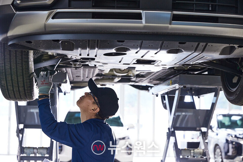 현대차 인증중고차 상품화 전담인력이 품질 점검을 진행하고 있다. (사진제공=현대차)