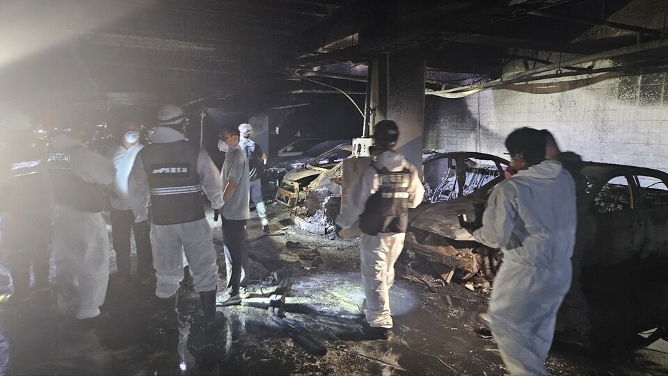 이번 달 1일 오전에 발생한 인천광역시 서구 청라동 아파트 지하주차장 벤츠 전기차 화재로, 차량 40여 대가 전소한 가운데, 지난 2일 관계 기관들이 합동 감식을 진행하고 있다. (사진=뉴스1)