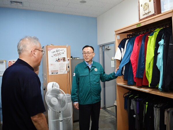 이한경 행정안전부 재난안전관리본부장이 지난 1일 서울 중구 서울역 노숙인 무더위쉼터를 찾아 관련시설을 점검하고 있다. (사진제공=행정안전부)