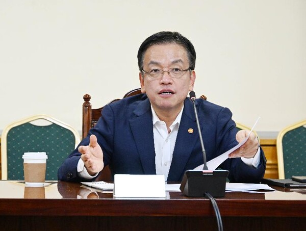 최상목 부총리가 6일 서울 중구 은행회관에서 최근 국내외 금융시장 동향 관련 '긴급 거시경제, 금융현안 간담회'를 주재하고 있다. (사진제공=기획재정부)