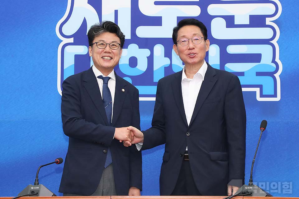 김상훈(오른쪽) 국민의힘 정책위의장이 7일 국회에서 진성준 더불어민주당 정책위의장을 예방해 악수를 나누고 있다. (사진제공=국민의힘)