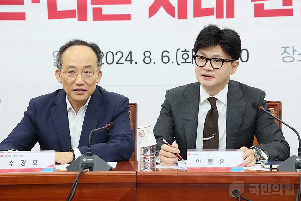한동훈(오른쪽) 국민의힘 대표가 지난 6일 국회에서 열린 '당·정협의회'에서 추경호 원내대표와 나란히 앉아있다. (사진제공=국민의힘)