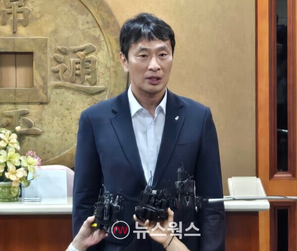이복현 금융감독원장이 8일 오전 서울 여의도 금융투자협회에서 열린 '자산운용사 CEO 간담회'를 마친 뒤 취재진의 질문에 답하고 있다. (사진=박성민 기자)