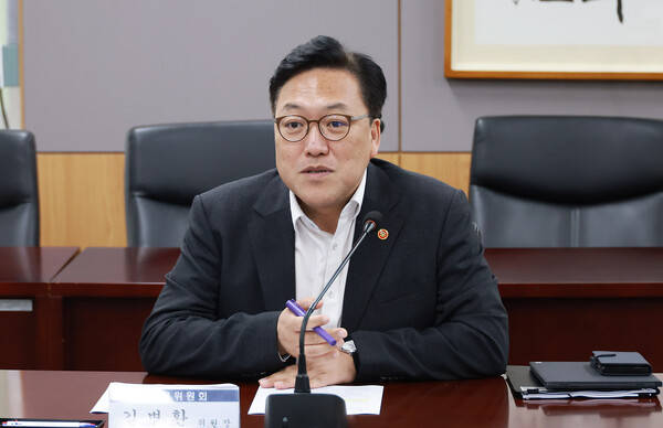 김병환 금융위원장이 지난 5일 서울 종로구 정부서울청사에서 열린 긴급 시장점검회의에서 금융위원회와 금융감독원, 한국거래소 등 관계기관과 함께 최근 주식시장 변동성 확대에 대해 논의하고 있다. (사진=금융위원회)