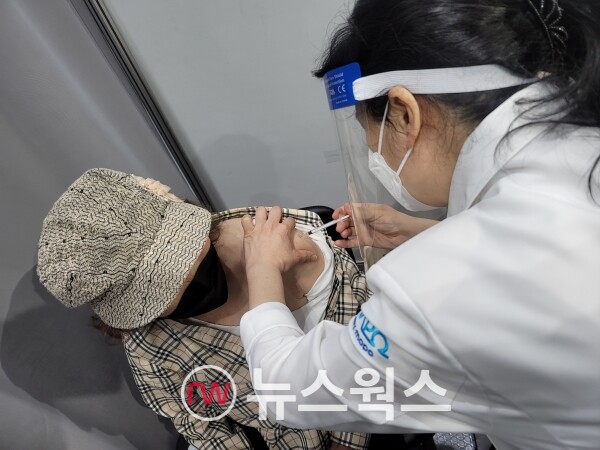 지난해 5월, 마스크를 쓴 어르신이 보건소에서 코로나19 백신 접종을 받고 있다. (사진=이한익 기자)