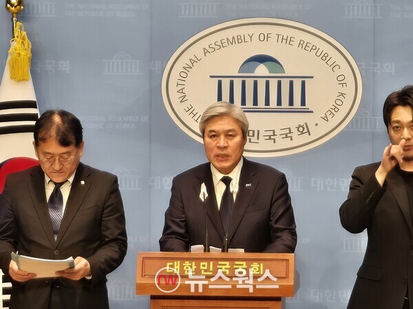 서왕진(왼쪽에서 두 번째) 조국혁신당 정책위원회 의장이 12일 오후 국회 소통관에서 금융투자소득세(금투세)와 관련해 기자회견을 열고 발언하고 있다. (사진=박성민 기자)