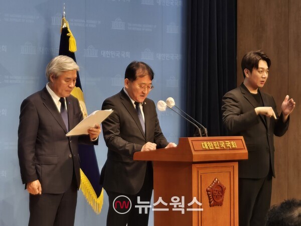 차규근(왼쪽에서 두 번째) 조국혁신당 조세개혁 TF단장이 12일 오후 국회 소통관에서 금융투자소득세(금투세)와 관련해 기자회견을 열고 발언하고 있다. (사진=박성민 기자)