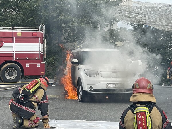 소방대원들이 전기차 화재 진압 훈련을 하고 있다. (사진제공=행안부)