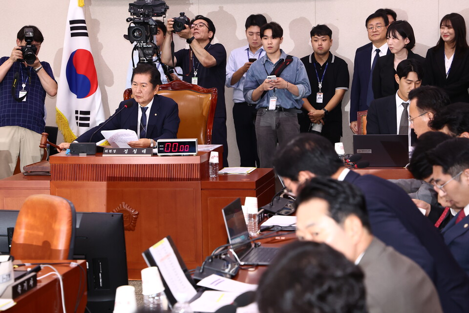 정청래 법제사법위원장이 14일 국회에서 열린 김영철 서울북부지검 차장검사 '탄핵소추사건 조사'와 관련한 청문회에서 의사봉을 두드리고 있다. (사진=뉴스1)