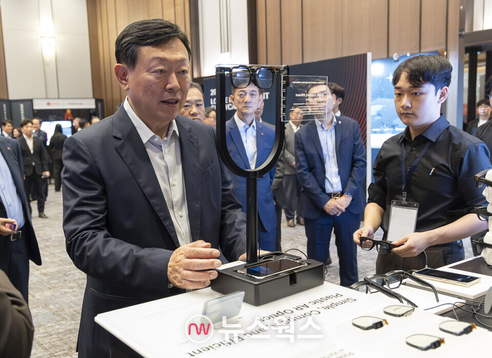 신동빈 롯데그룹 회장이 19일 '2024 롯데 인베스트먼트 쇼케이스'에 참여해 고해상도 AR용 글래스 생산 스타트업 '레티널'의 기술을 체험하고 설명을 듣고 있다. (사진제공=롯데지주)