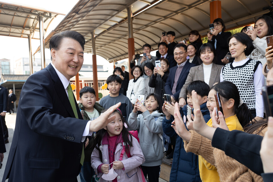 윤석열 대통령이 지난 3월 21일 오후 늘봄학교를 운영하는 강원특별자치도 원주시 명륜초등학교를 찾아 아이들과 인사하고 있다. (사진제공=대통령실)