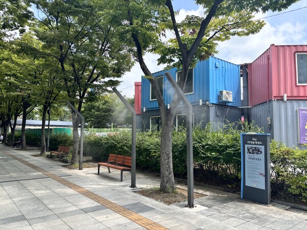 18일 경기 고양시 덕양구청 옆 산책로에 쿨링포그가 작동 중이다. (사진=허운연 기자)