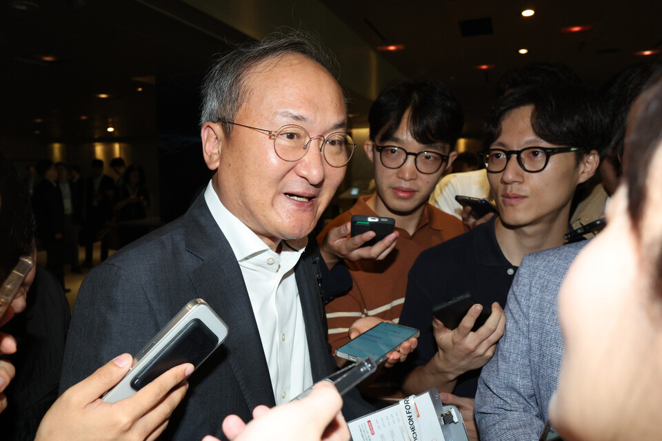 이석희 SK온 대표이사 사장이 19일 서울 광진구 워커힐호텔에서 열린 SK 이천포럼에 참석하며 취재진의 질의에 답변하고 있다. (사진=뉴스1)