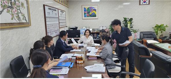 이숙자(가운데) 서울시의회 운영위원장이 지난 13일 서울특별시의회사무처와 '코로나19 및 엠폭스 등 감염병 재확산 대응 상황과 감염 예방 수칙' 등에 대해 논의하고 있다. (사진제공=이숙자 서울시의회 운영위원장)
