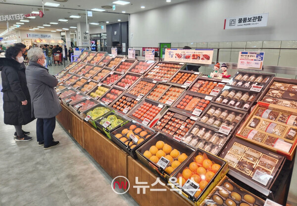 대형마트에서 소비자들이 과일 선물세트 구입을 고심하고 있다. (사진제공=롯데쇼핑)