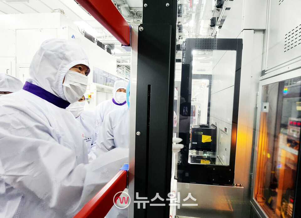 최태원 SK그룹 회장(왼쪽)이 5일 SK하이닉스 주요 경영진과 함께 SK하이닉스 이천캠퍼스 HBM 생산현장을 점검하고 있다. (사진제공=SK그룹)