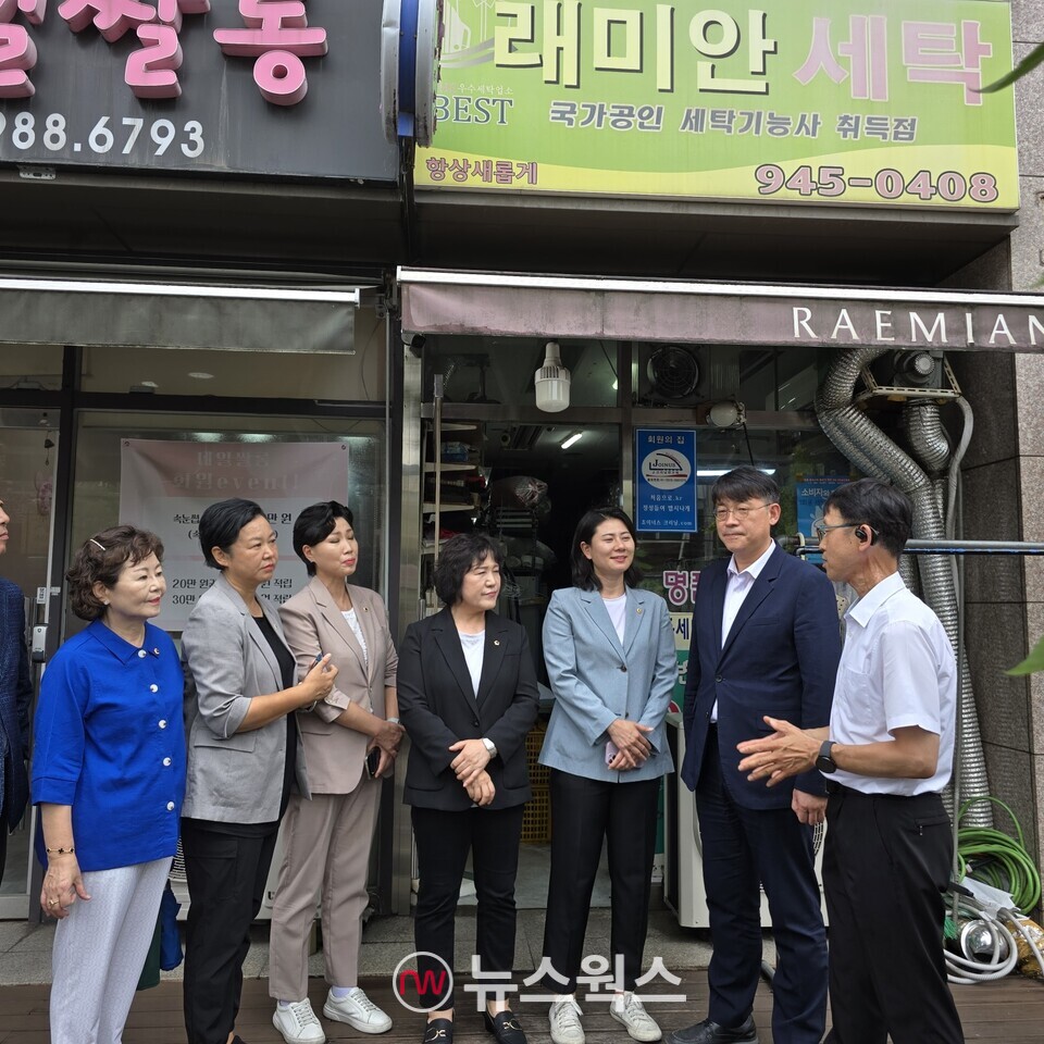 지난 21일 서울 강북구 소재 래미안세탁소를 방문한 서울시의회 더불어민주당 민생실천위원회 소속 서울시의원들. (사진 좌측부터) 왕정순 위원, 이민옥 민생경제분과장, 최재란 복지안전분과장, 봉양순 위원장, 박수빈 위원, 이병도 위원. (사진=원성훈 기자)