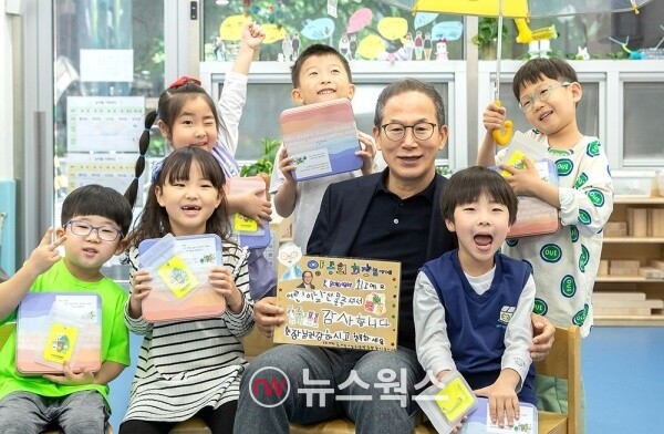 양종희 KB금융그룹 회장이 어린이날을 맞아 KB여의도직장어린이집 어린이들에게 선물을 전한 뒤 함께 기념촬영하고 있다. (사진제공=KB금융그룹)