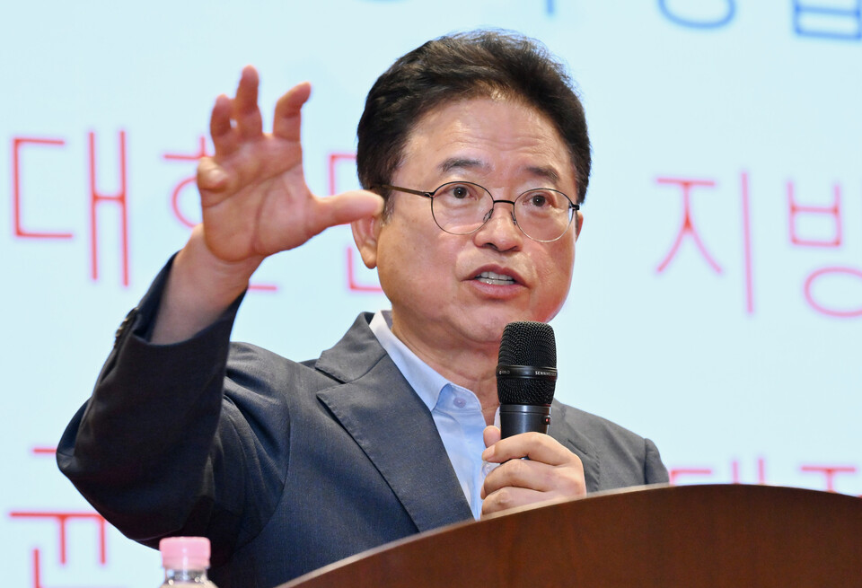 이철우 경북도지사는 23일 대구 계명대에서 개최된 (사)분권과통합 초청 간담회 특강에서 경북‧대구 행정통합에 대한 강력한 추진 의지를 밝히고 있다. (사진제공=경북도)