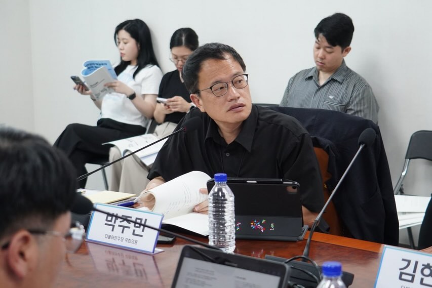 박주민 민주당 의원이 지난 26일 오후 국회에서 열린 '국민연금의 책임 투자 현황과 개선방안 토론회'에서 질의하고 있다. (출처=박주민 의원 페이스북)