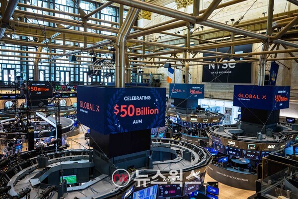 미국 뉴욕증권거래소(NYSE)에 게재된 글로벌엑스 운용자산 500억 달러 돌파 기념 이미지. (사진제공=미래에셋자산운용)